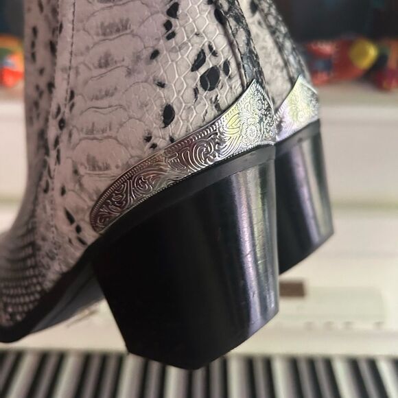 Jeffrey Campbell Black and White Snakeskin Ankle Booties Size 9 - Picture 4 of 16